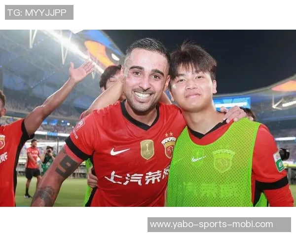 上海海港后卫亚历斯祖正式加盟成都蓉城签约两年助力球队新征程